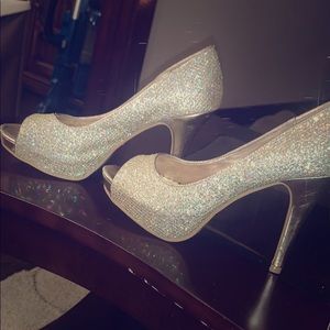 Size 8 Womens gold glitter heels